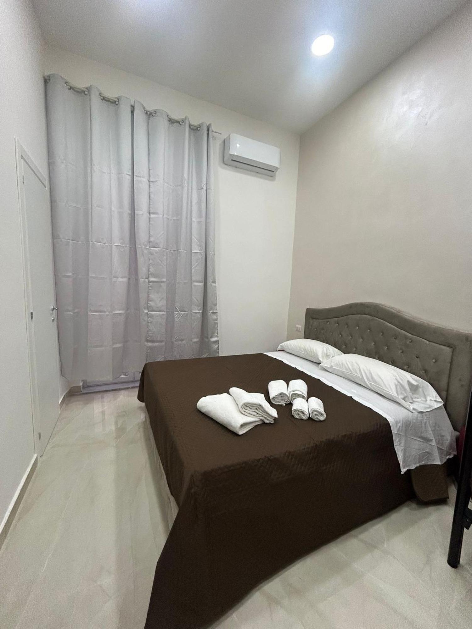 Luxury Rooms Carbonara 95 نابولي المظهر الخارجي الصورة
