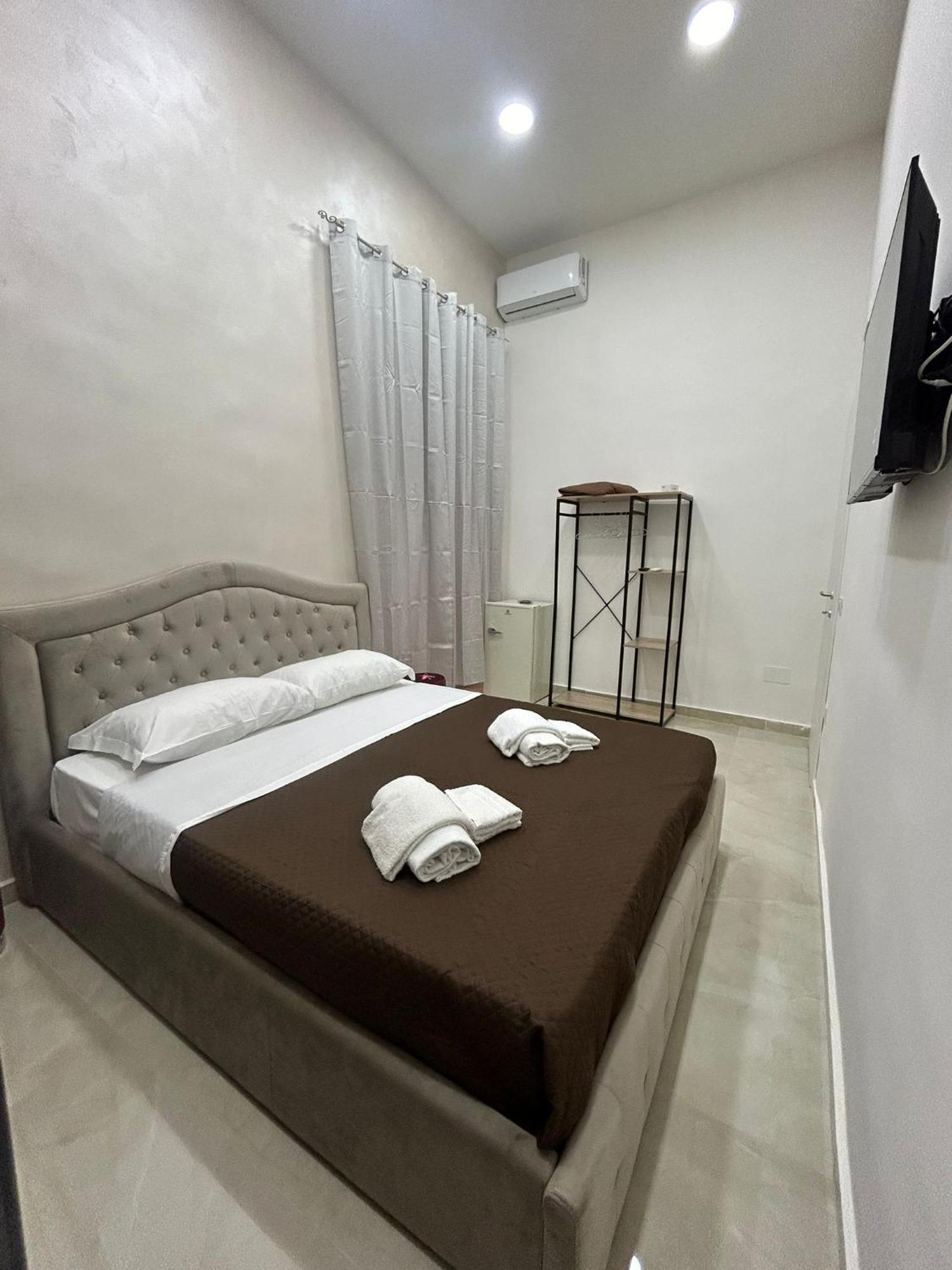 Luxury Rooms Carbonara 95 نابولي المظهر الخارجي الصورة