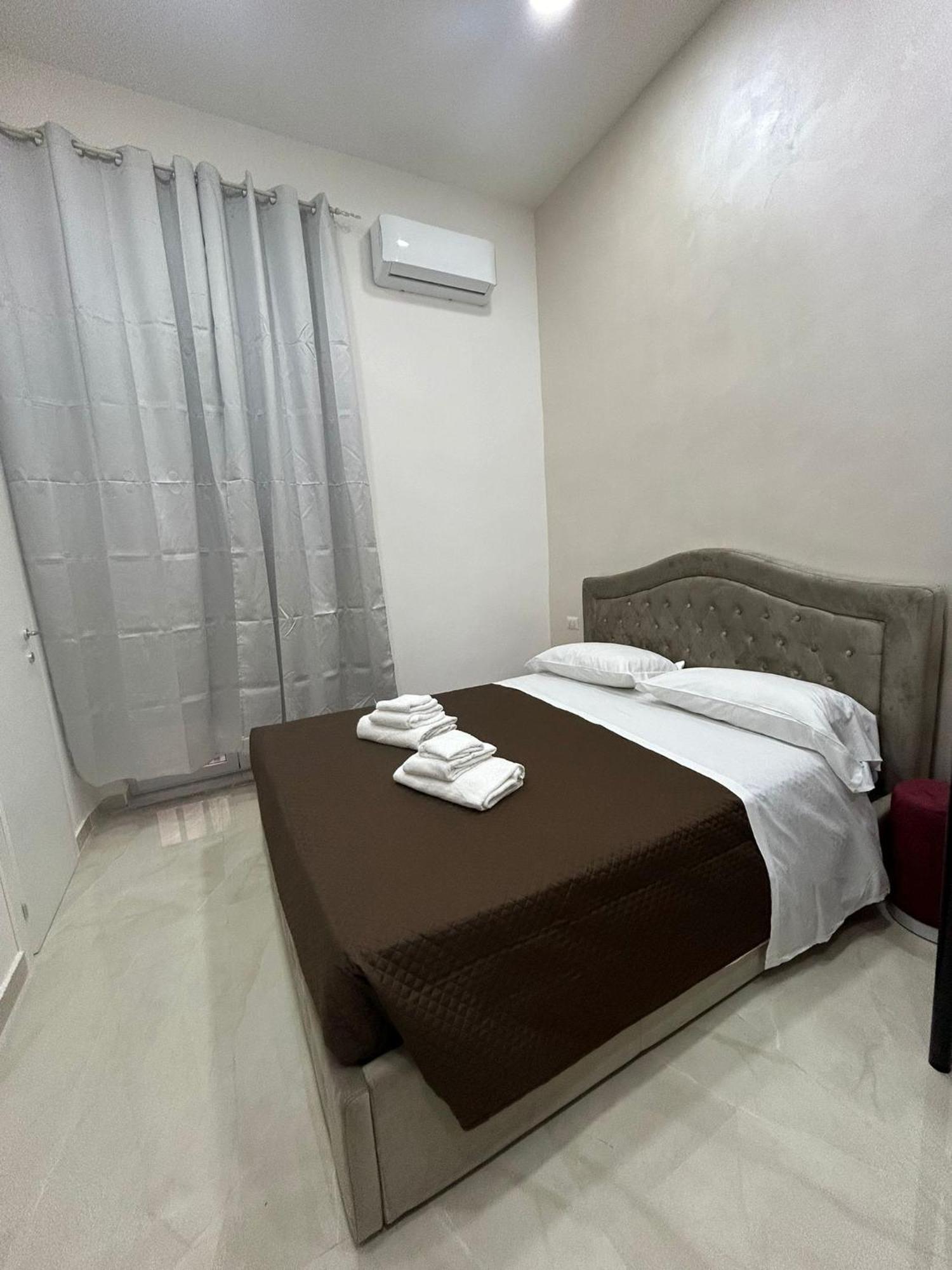 Luxury Rooms Carbonara 95 نابولي المظهر الخارجي الصورة