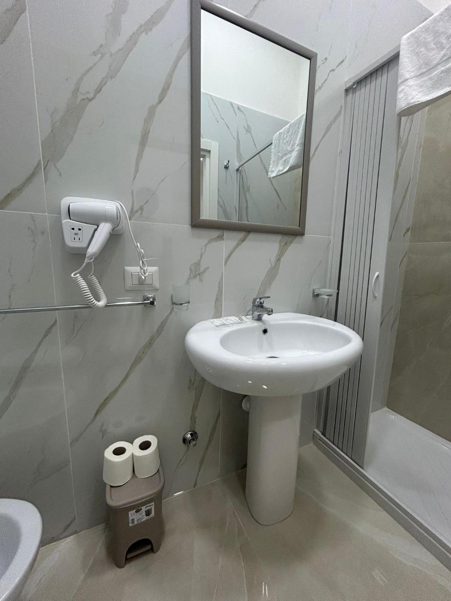 Luxury Rooms Carbonara 95 نابولي المظهر الخارجي الصورة
